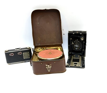 Lotto composto da due macchine fotografiche e un piccolo grammofono da...