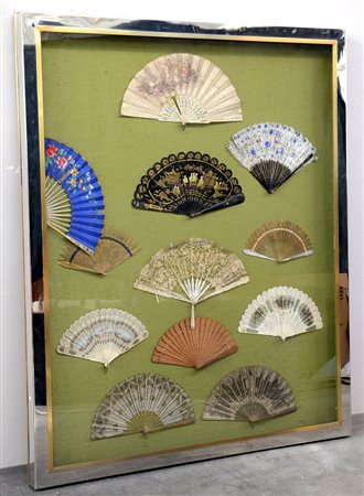 Grande teca in metallo cromato contenente dodici ventagli di epoche, fatture...