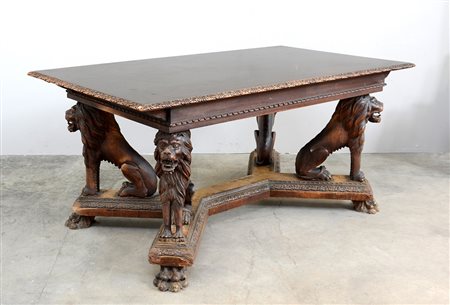 Tavolo rettangolare in stile rinascimentale con piano sorretto da quattro...