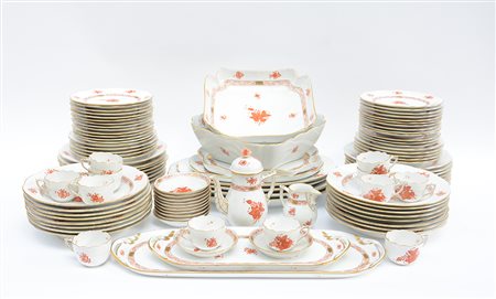 Manifattura di Herend. Parte di servizio in porcellana mistilineo e sagomato...