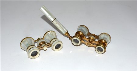 Lotto di due binocoli da teatro in ottone e madreperla, uno con manico (difetti)