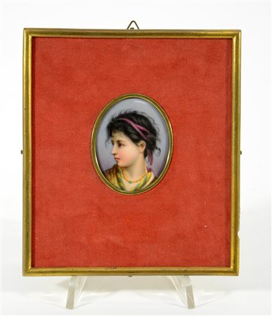 Manifattura tedesca sec. XIX. Volto di fanciulla. Placchetta in porcellana...