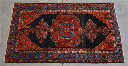 Tappeto Hamadan, Persia sec. XX. Disegno a medaglione con puntali, rosso su...