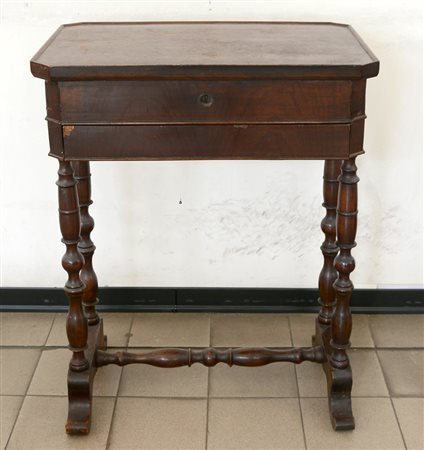 Tavolino da lavoro con piano apribile e cassetto nella fascia, gambe tornite....