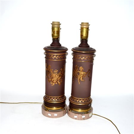 * Coppia di abat jour con corpo in vetro decorate a putti con festoni e...