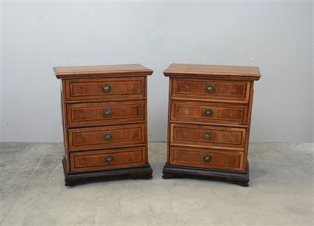 Coppia di antichi comodini in noce filettati in legno chiaro di cui uno a...