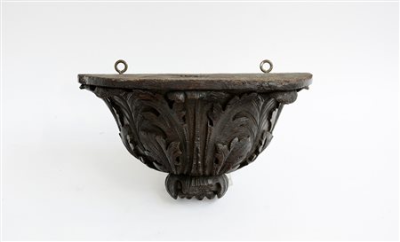 Mensola in legno intagliato a motivi vegetali (cm 27x15x11) (difetti)