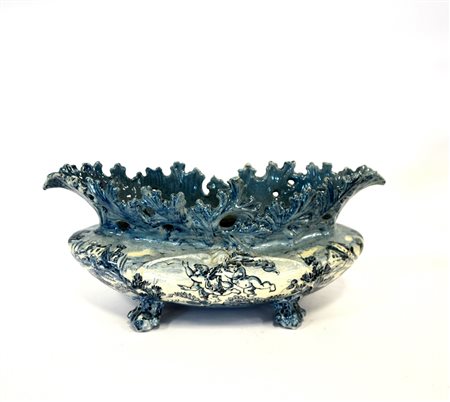 Manifattura di Albissola. Vasca in ceramica decorata nei toni del blu a...