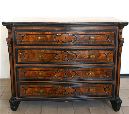 Antico canterano in noce di forma mossa a quattro cassetti radicati e...