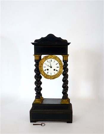 Orologio a pendola con colonne a torciglione, movimento con carica...