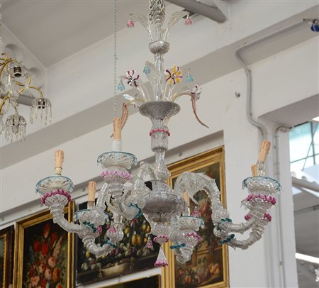Manifattura di Murano inizio sec. XX. Lampadario a sei luci in vetro decorato...