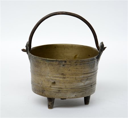 Vaso cilindrico in bronzo con manico e tre supporti Cina, sec. XX (d 13 cm)