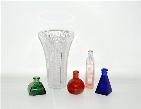 Lotto composto da un vaso portafiori e quattro vasetti in vetro policromo