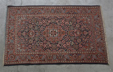 Tappeto Keshan, Persia secolo XX. Disegno a medaglione rosso su fondo blu...