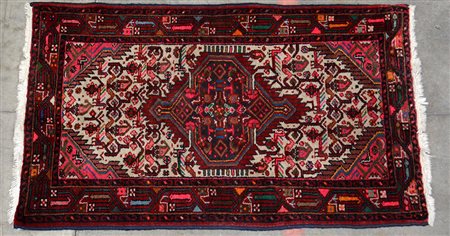 Tappeto Hamadan, Persia fine secolo XX. Disegno a medaglione su fondo bianco...