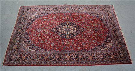 Tappeto Keshan, Persia sec. XX. Disegno a medaglione blu su fondo rosso (cm...