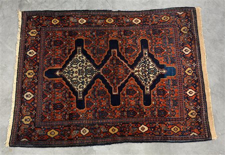 Tappeto Senneh, Persia fine secolo XIX. Disegno a tre medaglioni su fondo blu...