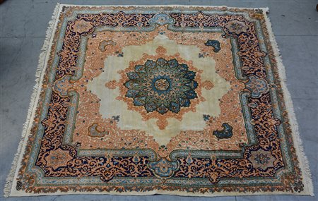 Tappeto Kirman KoranÏ, Persia secolo XX. Disegno a medaglione polilobato...