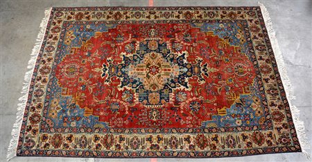 Tappeto Tabriz, Persia secolo XX. Disegno a medaglione blu su fondo rosso (cm...