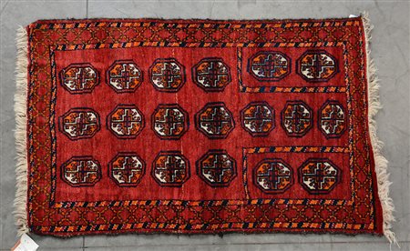 Tappeto Afghan, Turkestan occidentale secolo XX. Disegno a Gul su fondo rosso...