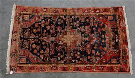 Tappeto Malayer, Persia secolo XX. Disegno a medaglione rosso su fondo blu...