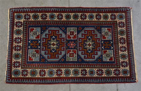 Tappeto caucasico moderno. Disegno con due medaglioni azzurri su fondo blu...