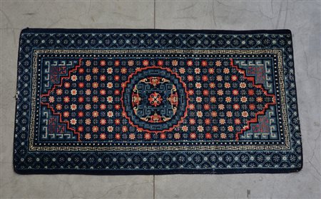 Tappeto Cina, fine secolo XIX. Disegno a fiorellini policromi su fondo blu...