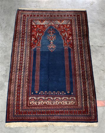 Tappeto da preghiera, India secolo XX. Mirab a fondo azzurro (cm 206x127)...