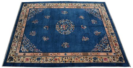 Tappeto Cina, Pechino inizio secolo XX. Disegno a medaglione e mazzi di fiori...