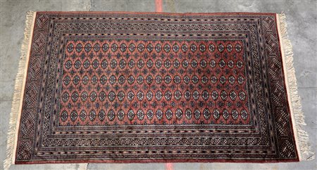 Tappeto Bachtiari, Persia secolo XX. Disegno a Gul su fondo rosa (cm 247x157)...