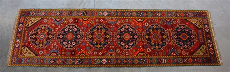 Tappeto GandjiË, Caucaso secolo XX. Disegno con sei medaglioni a fondo blu su...