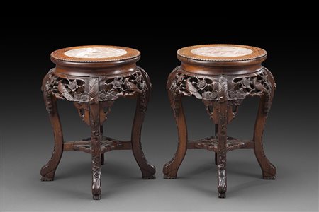 Coppia di basi portavaso in legno intagliato e traforato, decorato con...