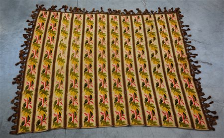 Coperta ricamata a punto croce con motivo a meandro con tralci di fiori e...