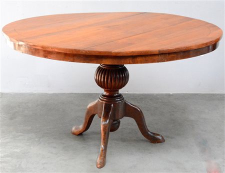 Tavolo da pranzo di forma tonda con piano filettato poggiante su gambe a...