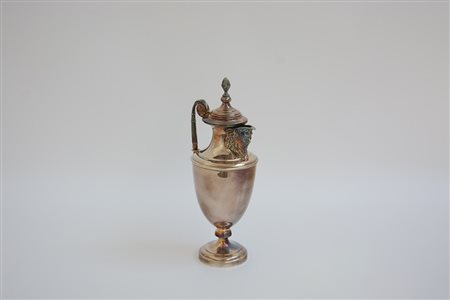 Caffettiera in argento 925/1000 con corpo a balaustro e beccuccio a...