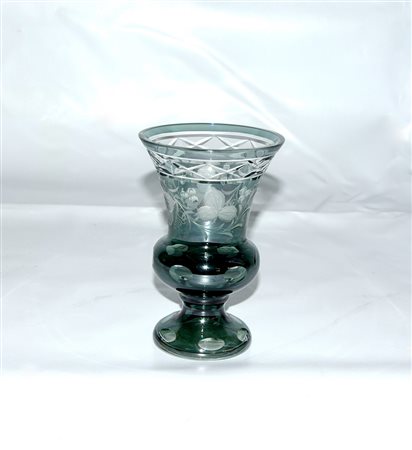 Manifattura di Boemia. Calice in vetro a fondo verde decorato con foglie e...