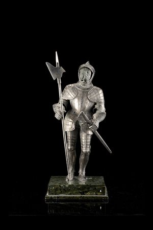 Scultura in argento raffigurante soldato in armatura e alabarda poggiante su...