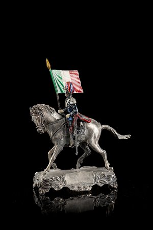 Sculturina in argento e smalti raffigurante carabiniere Alfiert a cavallo....