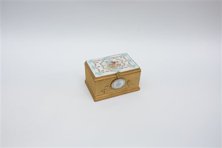 Scatola portagioie in metallo dorato con coperchio in porcellana decorata a...