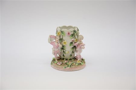 Manifattura della fine del sec. XIX. Vaso portafiori in porcellana decorato...