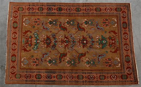 Tappeto caucasico moderno. Disegno geometrico su fondo senape (cm 153x105)...