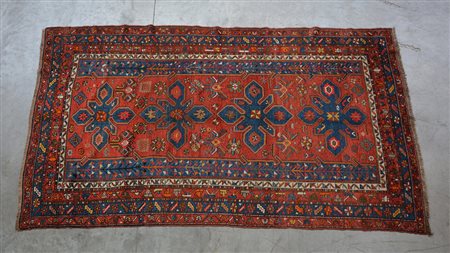 Tappeto Karabagh, Caucaso inizio secolo XX. Disegno a 4 medaglioni blu su...