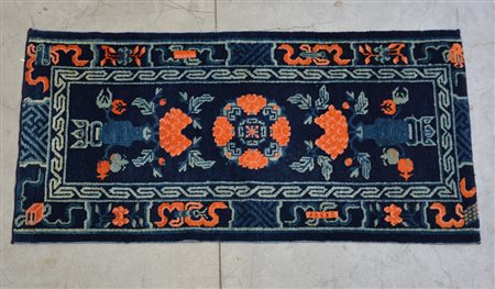 Tappeto Pao Tao, Cina secolo XX. Disegno a vasi fioriti su fondo blu (cm...