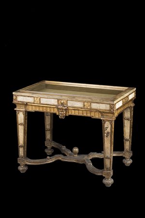 Tavolino da parete in legno intagliato e dorato. Fascia decorata con al...