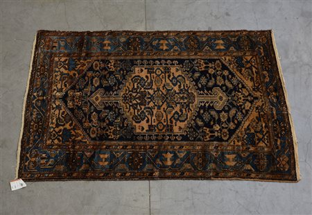 Tappeto Ferahkhan, Persia fine secolo XIX. Disegno a medaglione beige su...