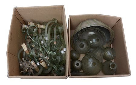 Lotto di due cartoni contenenti parti di lampadario in vetro verde di Murano...