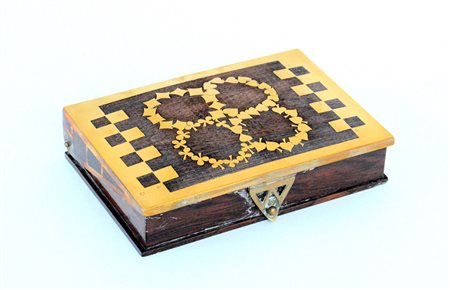 Scatola portafiches in mogano con coperchio e fascia rivestita in ottone e...