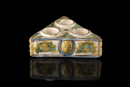 Manifattura di Deruta sec. XVII. Saliera in maiolica (cm 15x5x13) (difetti e...