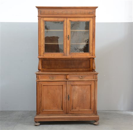 Credenza a due corpi in noce con parte superiore a due ante a vetri, parte...