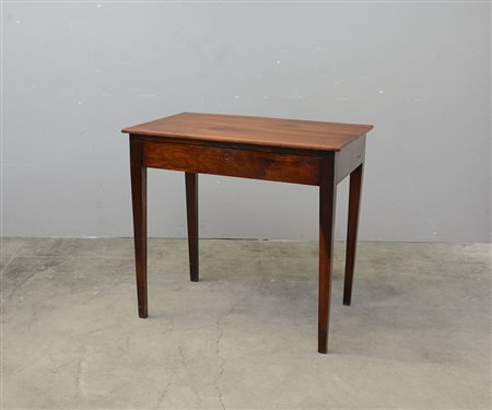 Tavolino scrittoio da centro in noce ad un cassetto nella fascia. Gambe...